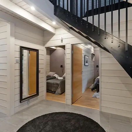 Villa Naava Laikka - Luxus Jaervinaekymaellae Ja Ulkoporealtaalla Ahtari
