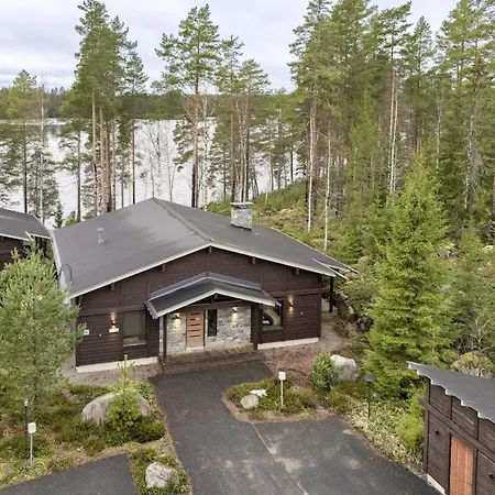 Naava Laikka - Luxus Jaervinaekymaellae Ja Ulkoporealtaalla