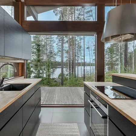 Naava Laikka - Luxus Jaervinaekymaellae Ja Ulkoporealtaalla Villa *