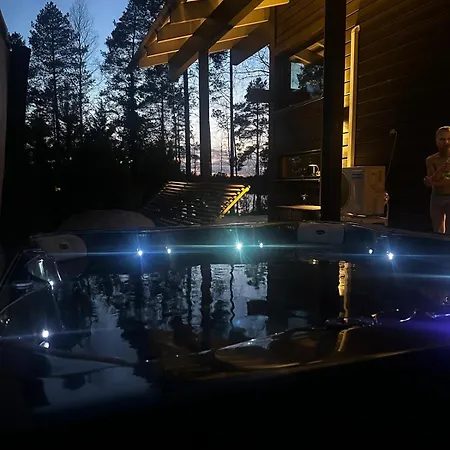 Naava Laikka - Luxus Jaervinaekymaellae Ja Ulkoporealtaalla Villa